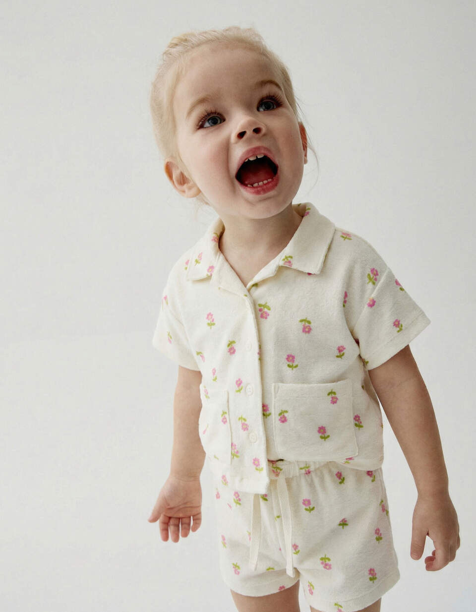 Комплект из рубашки и шорт для малышей