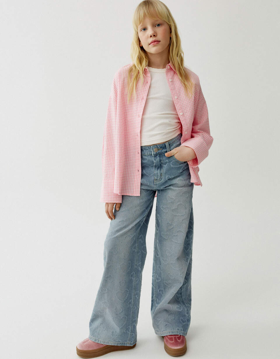 Широкие джинсы с потертостями для девочек