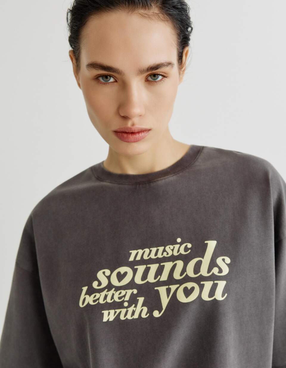 Футболка оверсайз с принтом и патчем