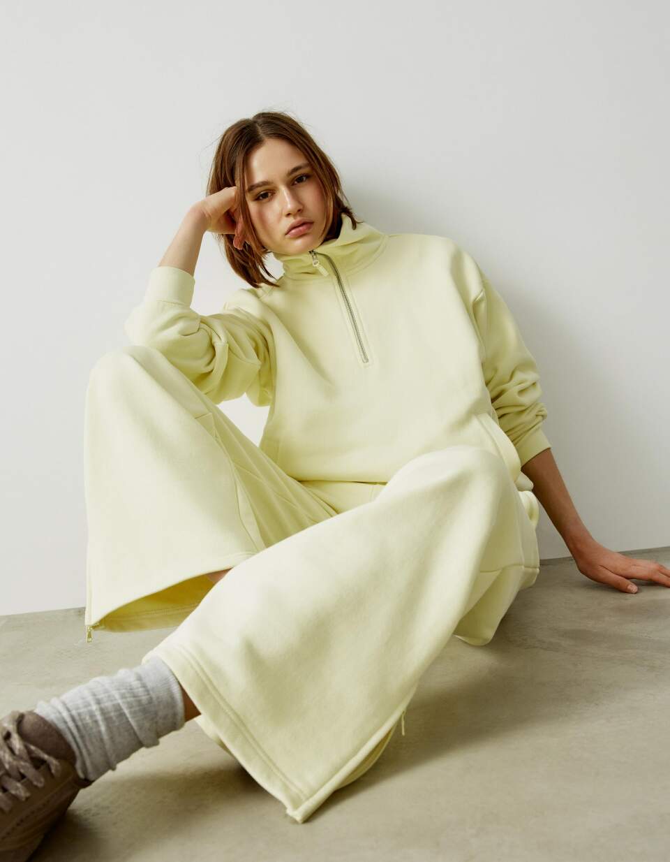 Свитшот оверсайз с воротником на молнии