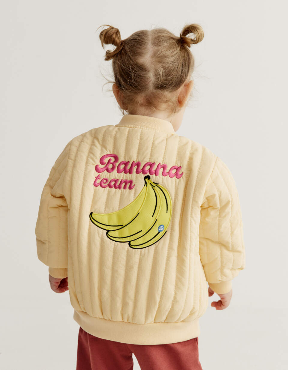 Стеганый бомбер с вышивкой для малышей