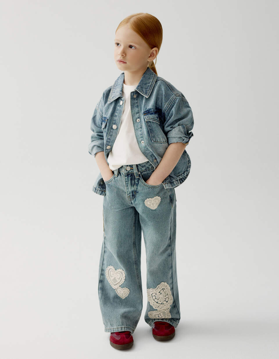 Широкие джинсы с аппликацией для девочек