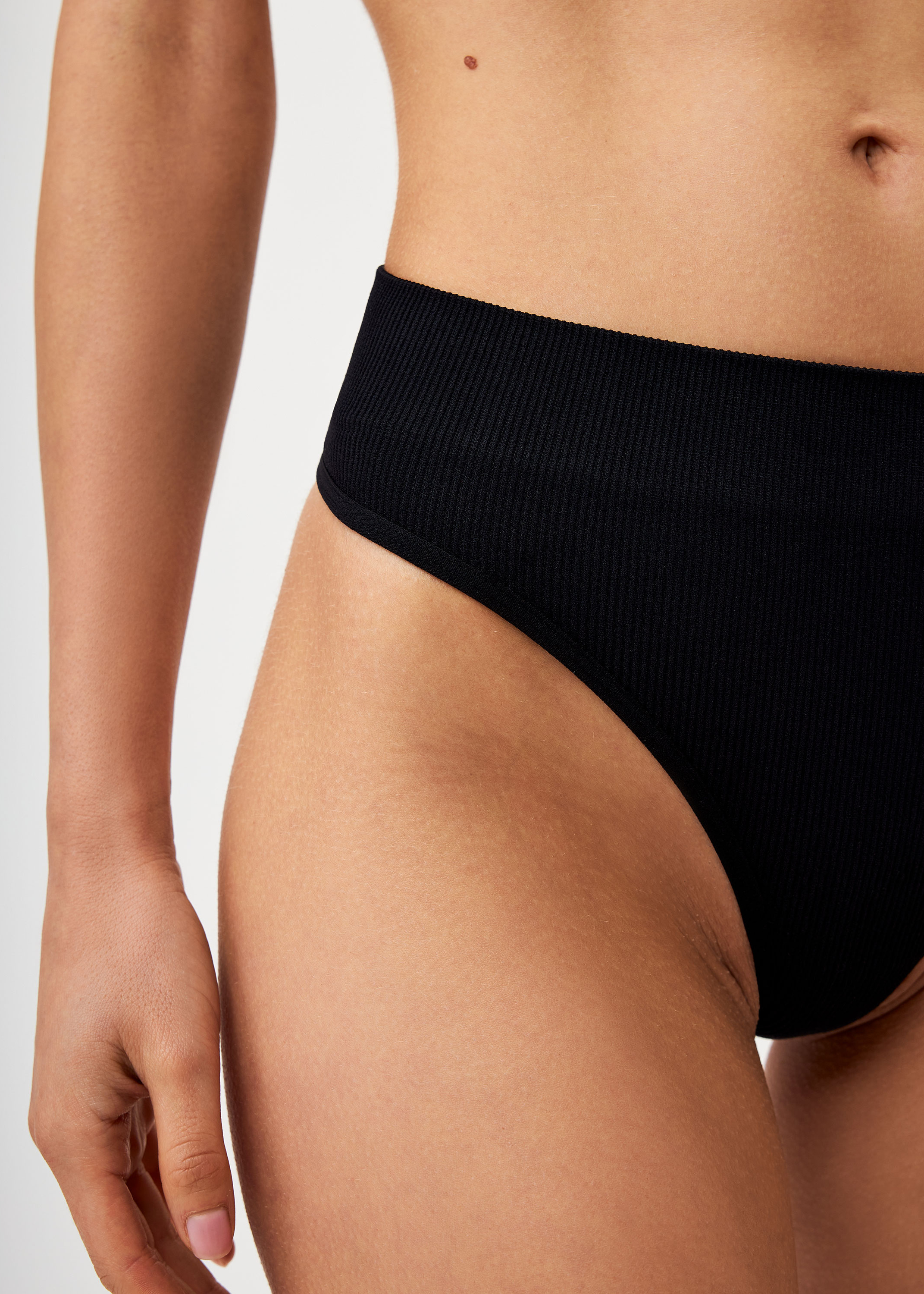 Қыздардың бөкселері төрт аяғында тұрады Сексуалдық мат синамды қалайды