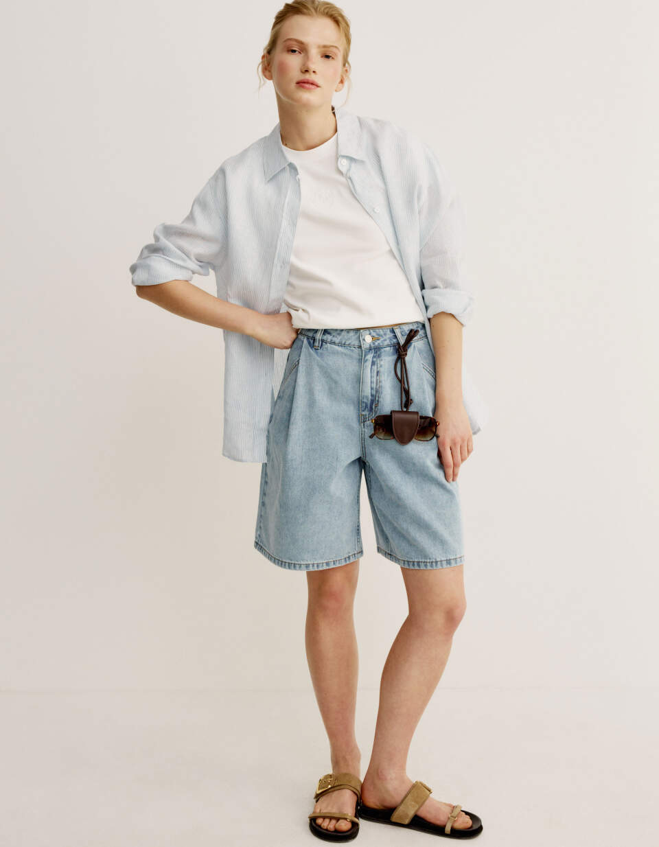 Широкие джинсовые шорты со складками