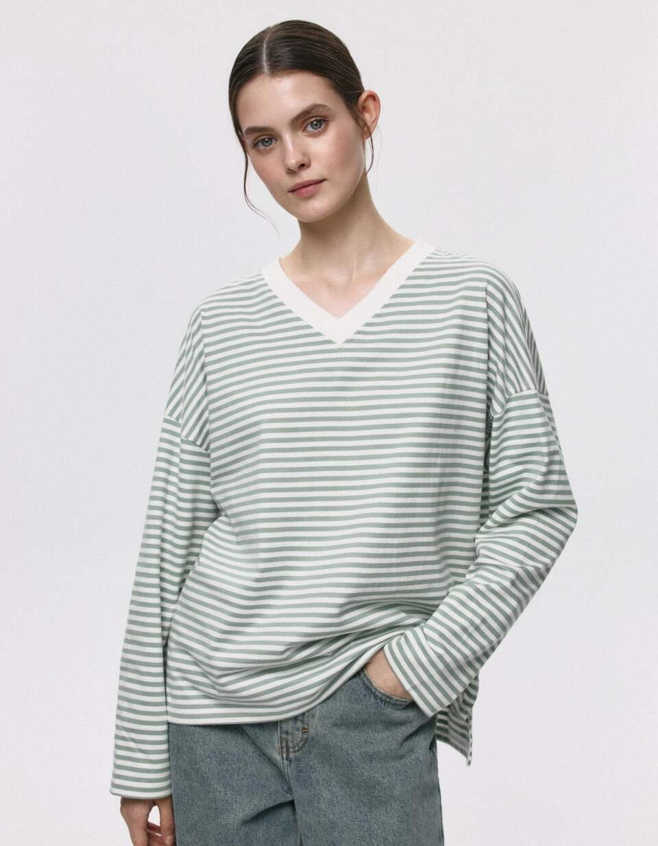 Лонгслив ANNA OVERSIZE FIT с треугольным вырезом