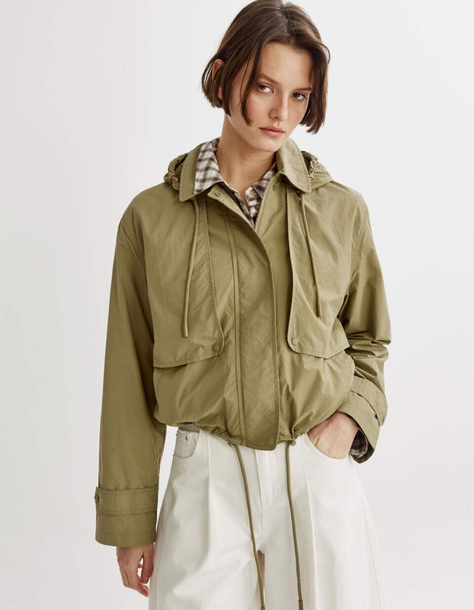 Укороченная ветровка с декоративной кокеткой