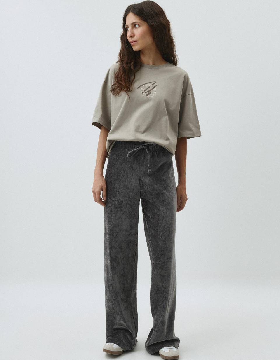 Широкие велюровые брюки