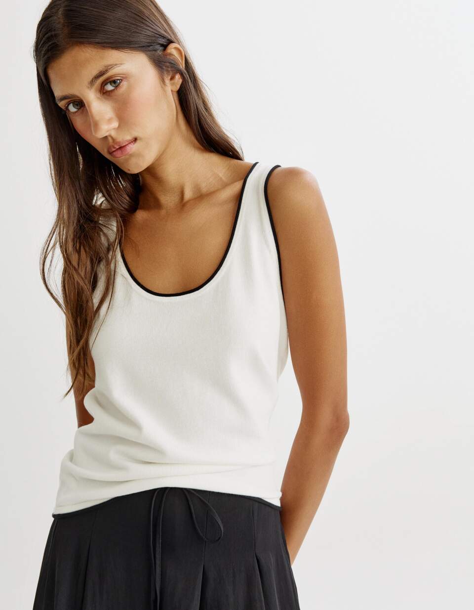 Танк-топ с контрастной окантовкой