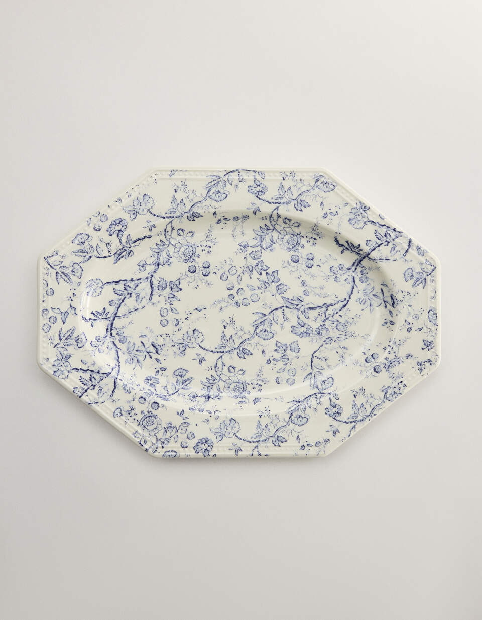 Блюдо сервировочное из фарфора с цветочным узором