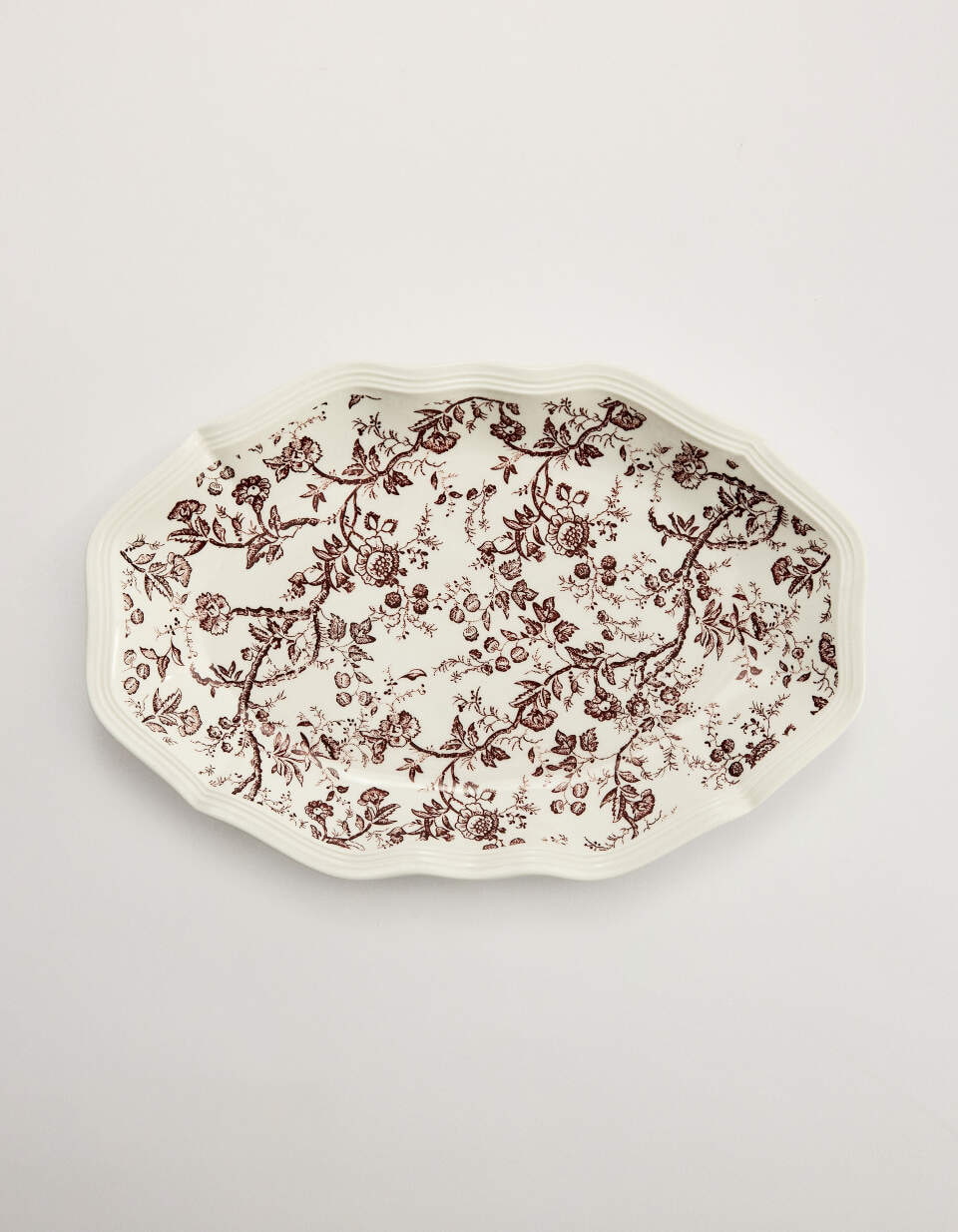 Блюдо сервировочное из фарфора с цветочным узором