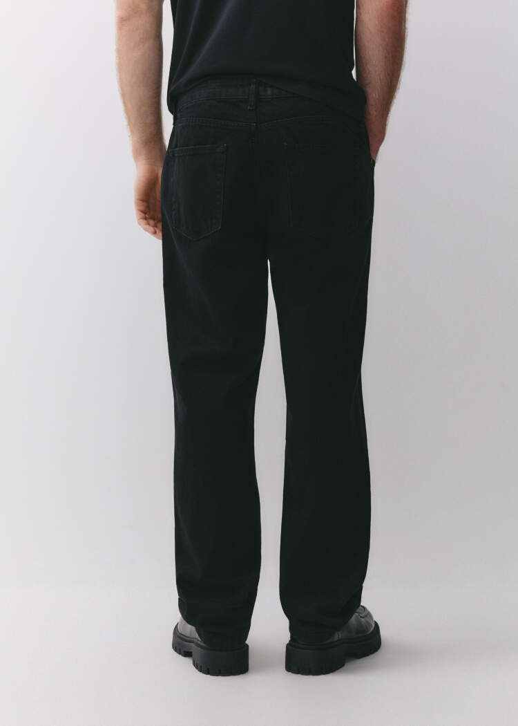 Джинсы прямого кроя со средней посадкой 
