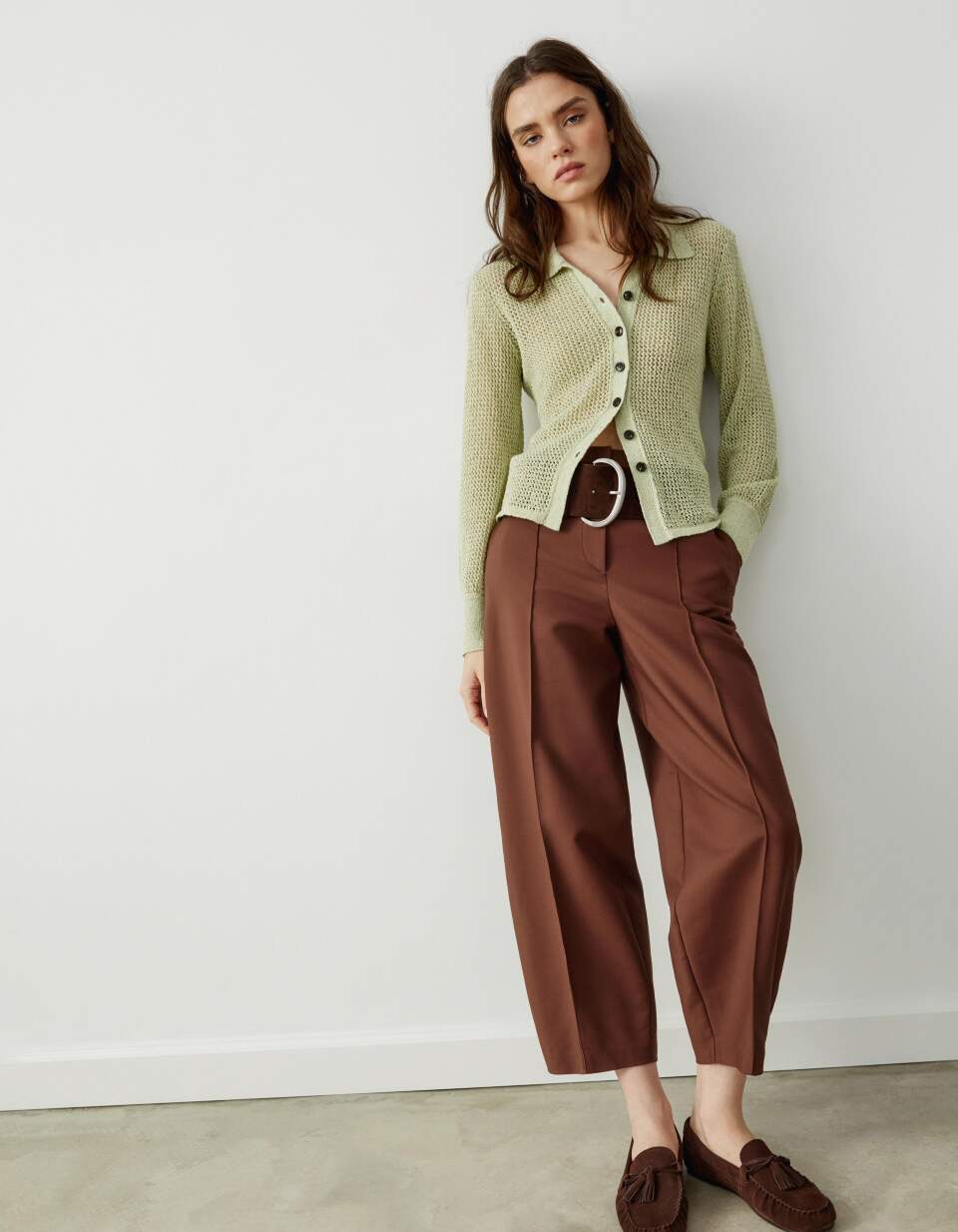 Укороченные свободные брюки со стрелками с высокой посадкой