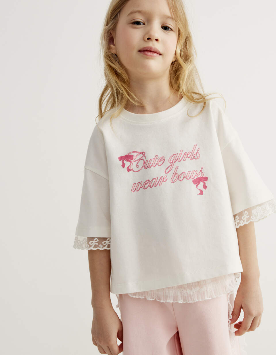 Футболка с кружевными оборками на рукавах для девочек