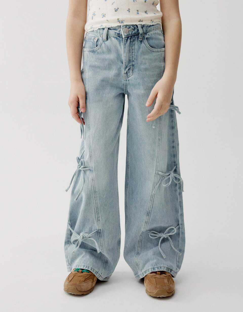 Широкие джинсы с бантиками для девочек
