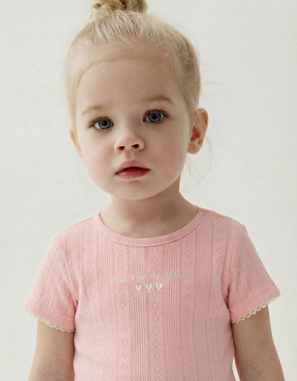 Ажурная футболка с вышивкой для малышей
