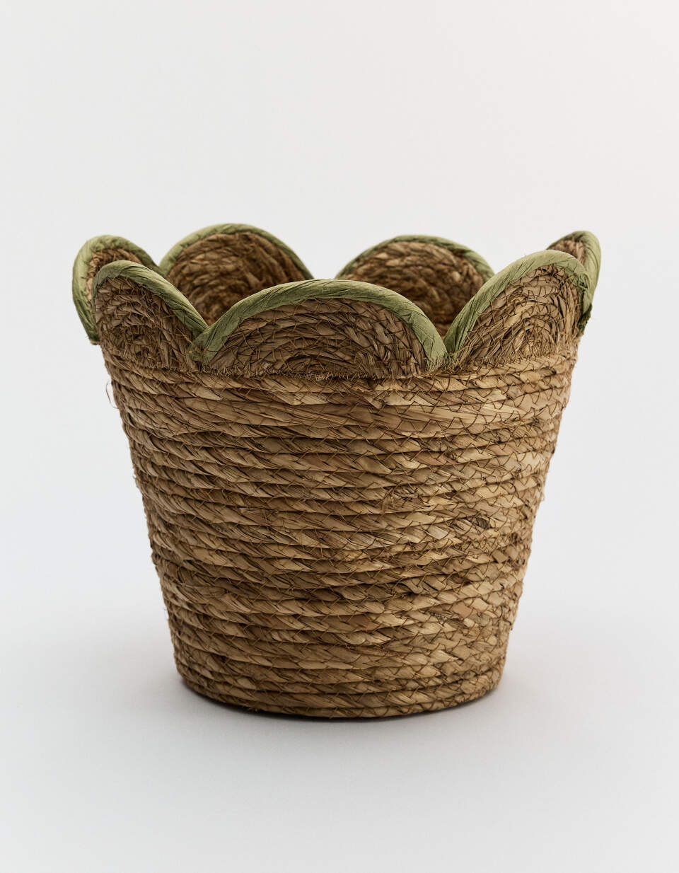 Плетеная корзина с фигурной кромкой