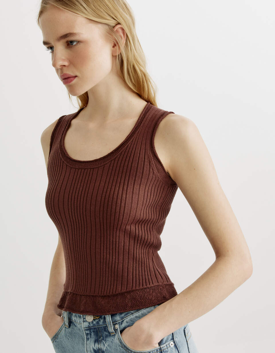 Топ в рубчик с вывязанным кружевом