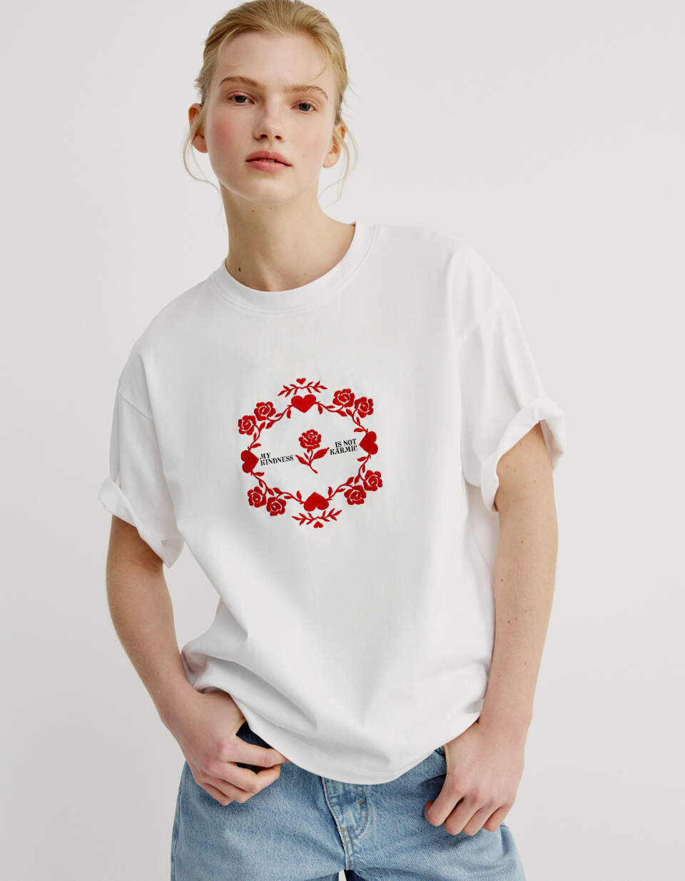 Футболка оверсайз с принтом и вышивкой