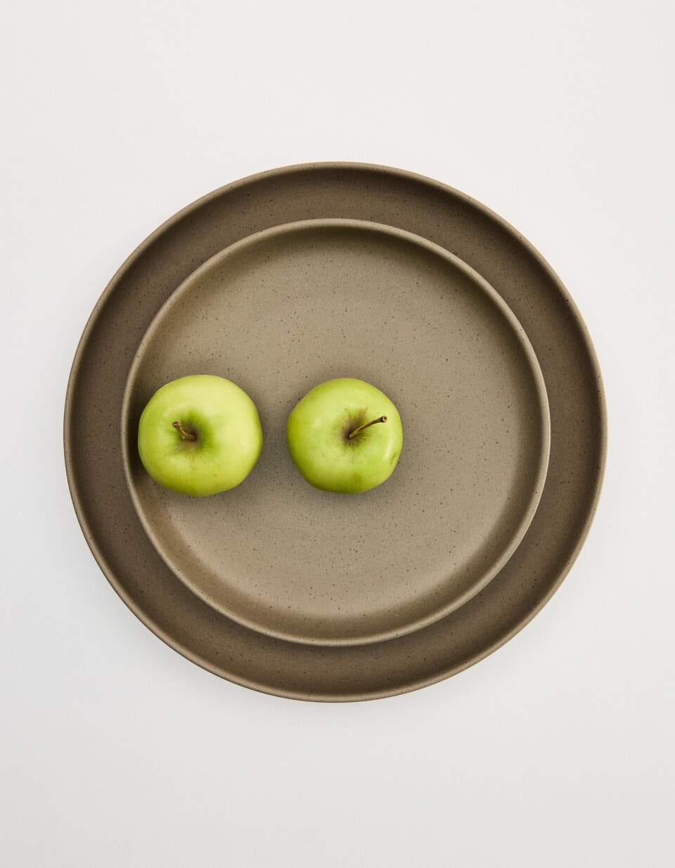 Обеденная тарелка из керамики