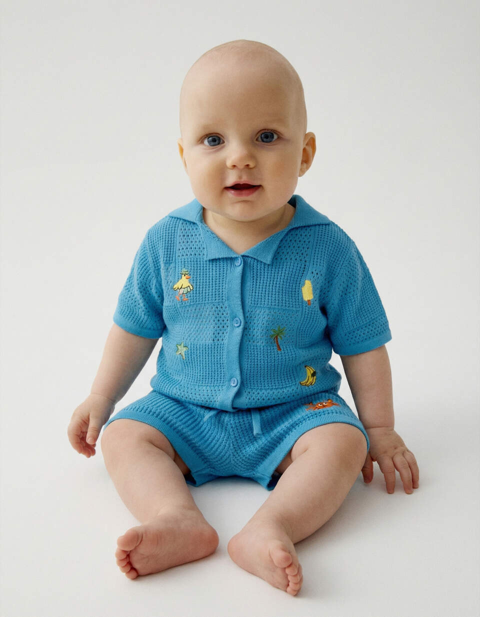 Вязаная рубашка кроше с вышивкой для малышей