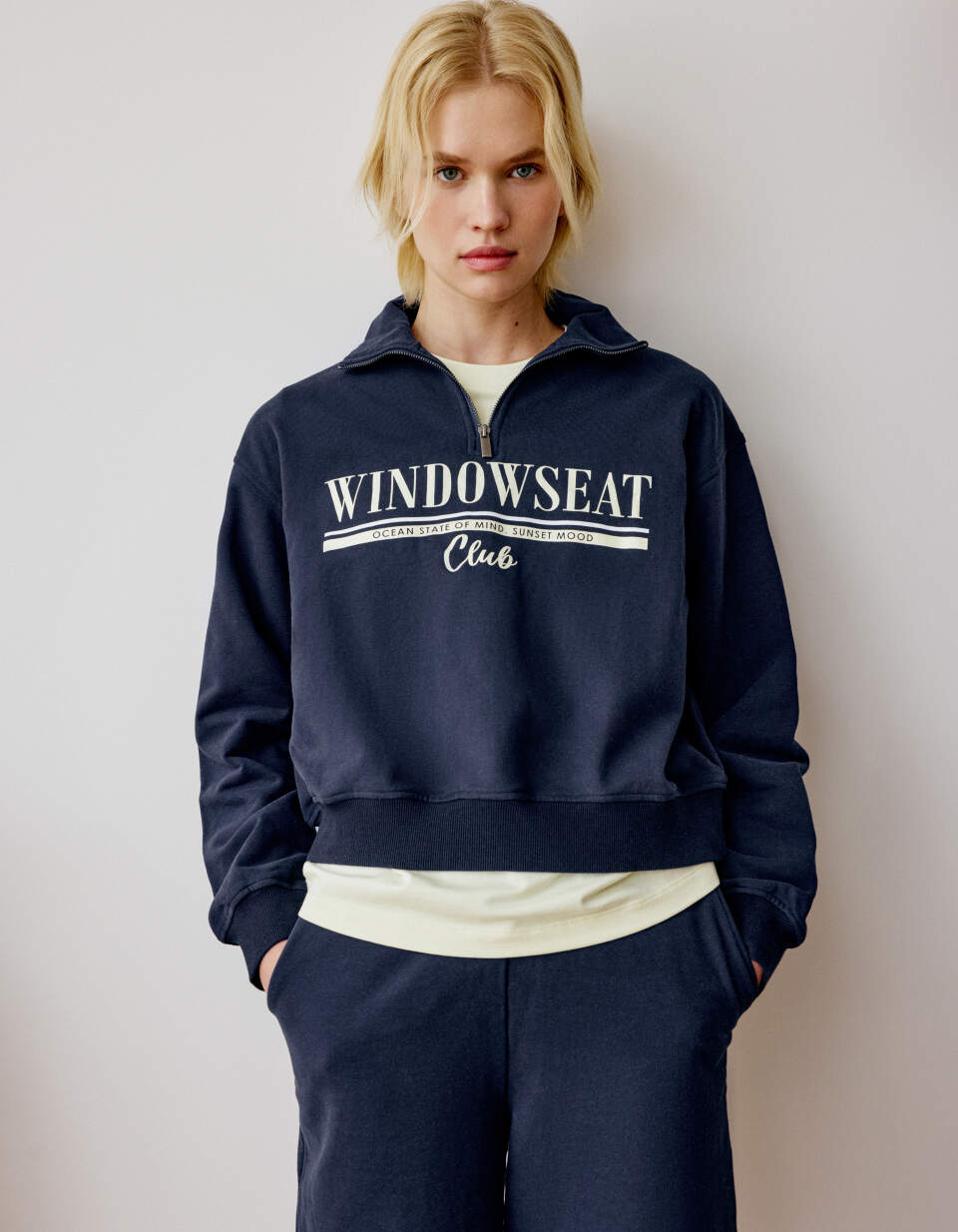 Свитшот оверсайз с воротником на молнии