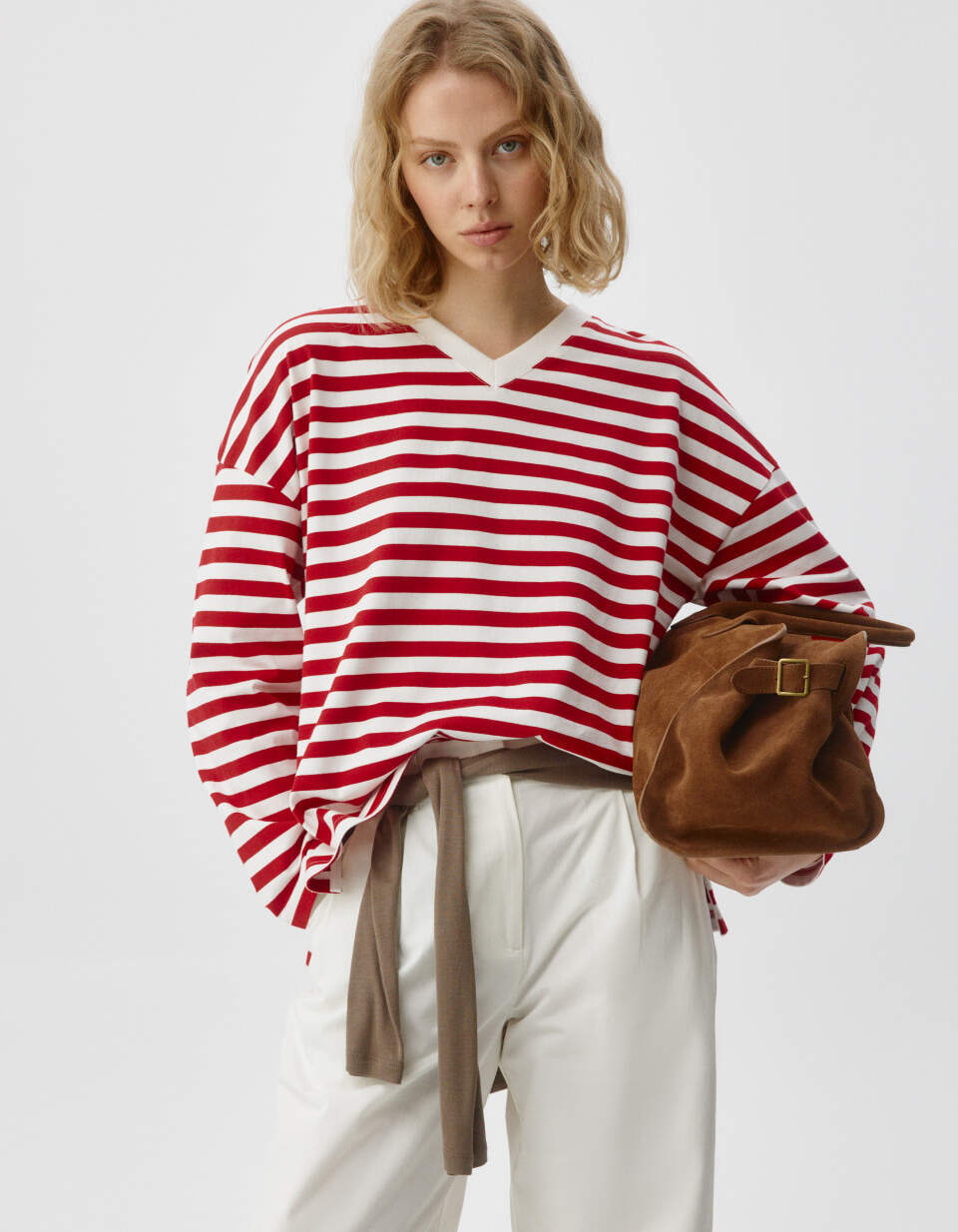 Лонгслив ANNA OVERSIZE FIT с треугольным вырезом