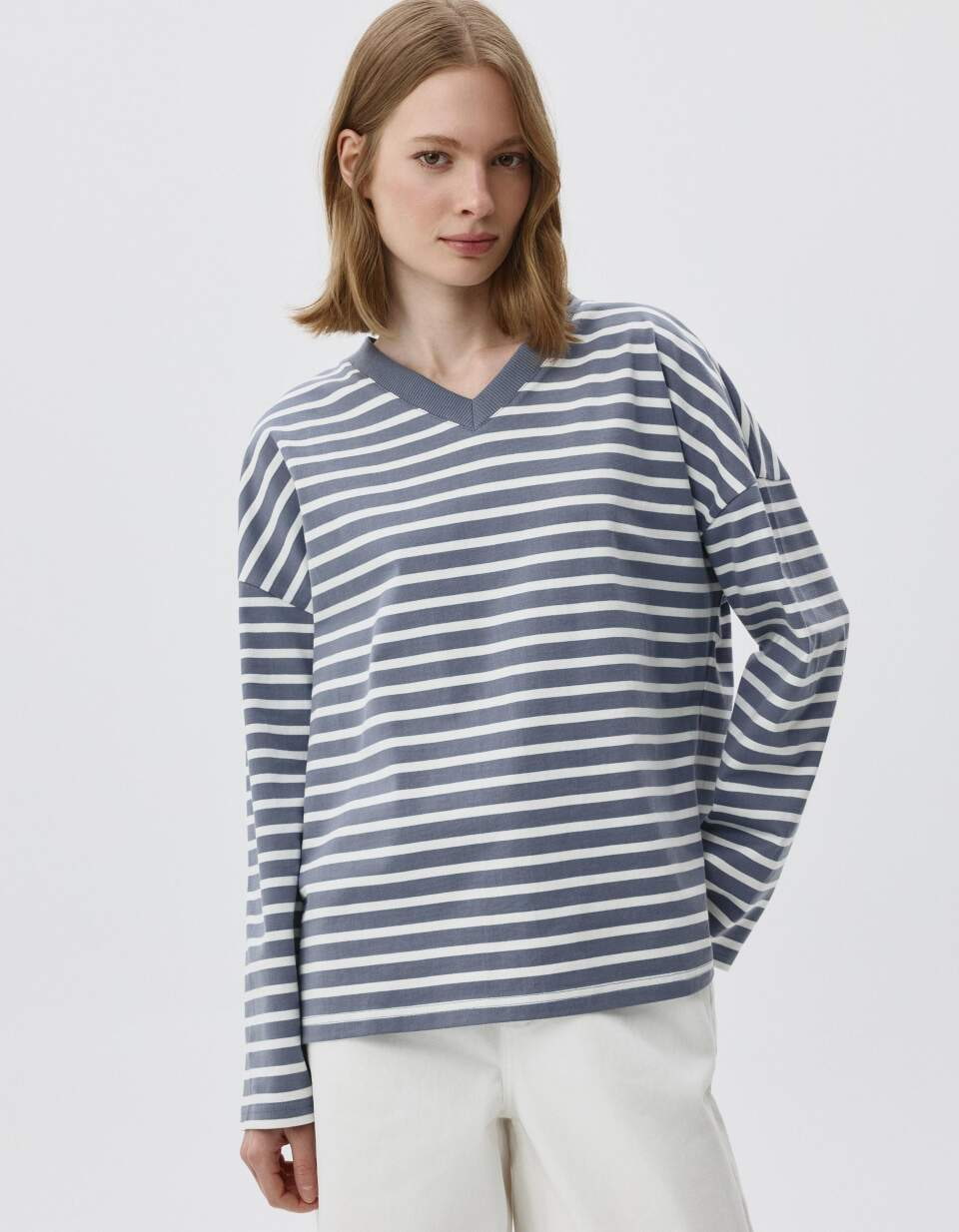 Лонгслив ANNA OVERSIZE FIT с треугольным вырезом