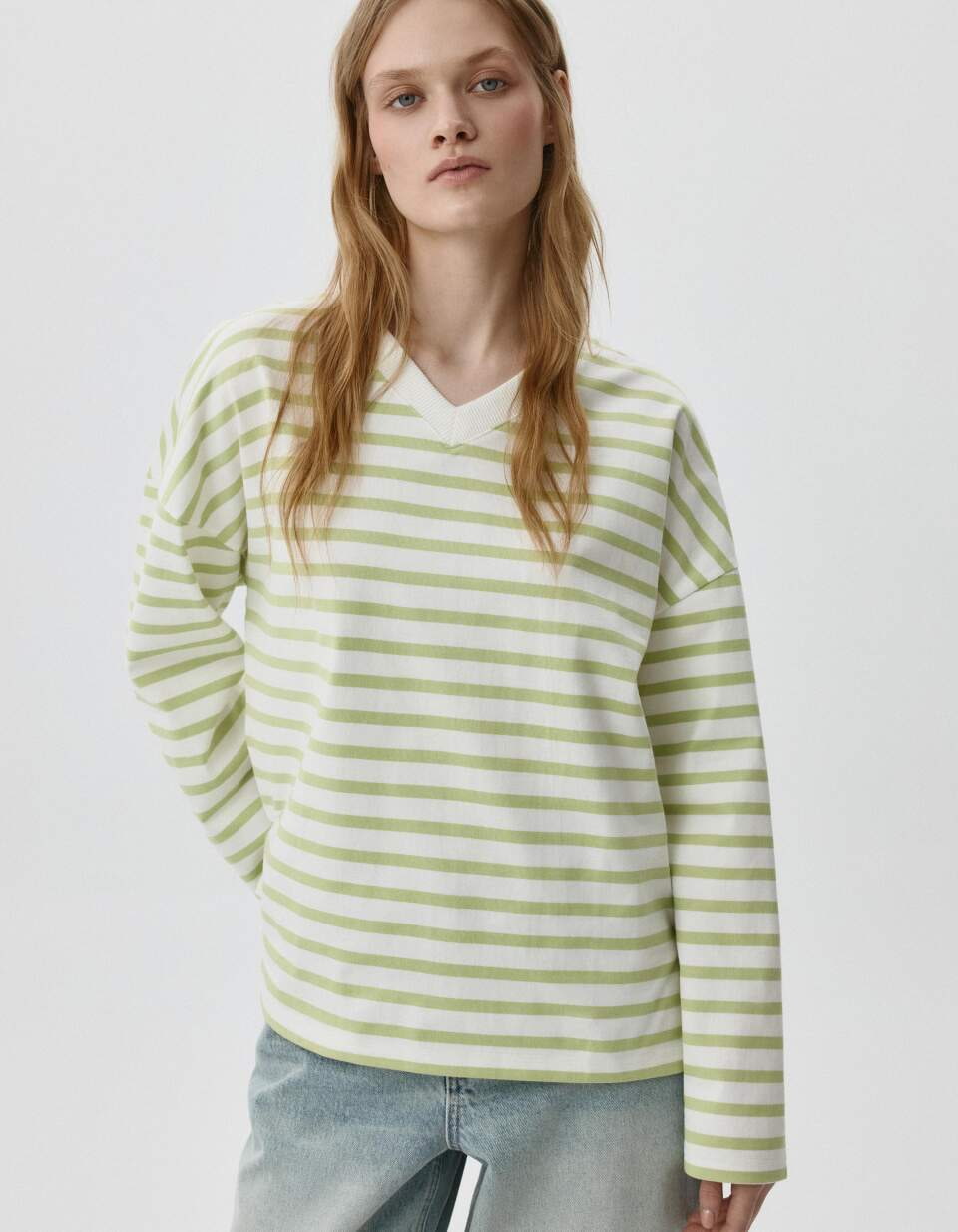 Лонгслив ANNA OVERSIZE FIT с треугольным вырезом
