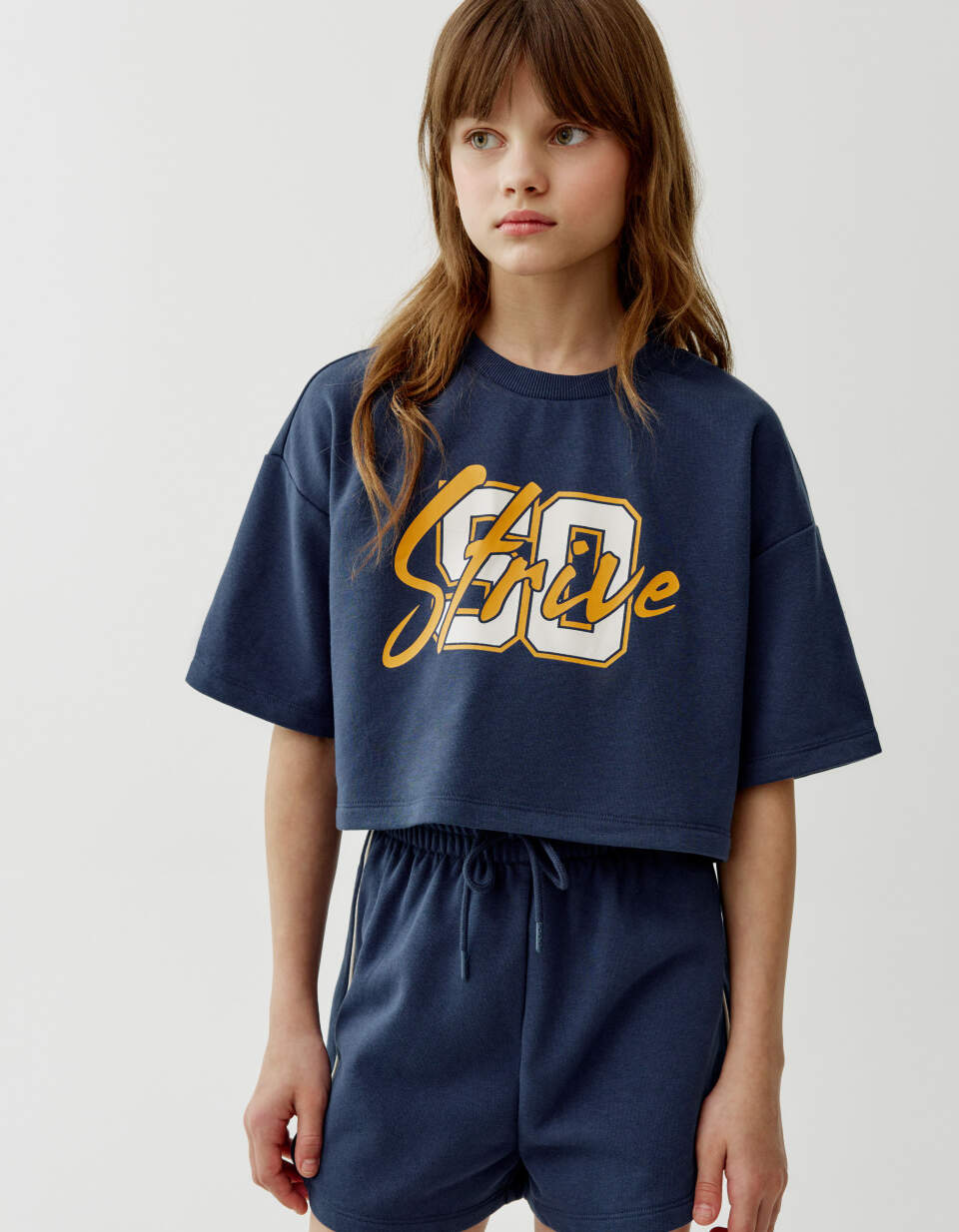 Укороченная футболка из футера для девочек