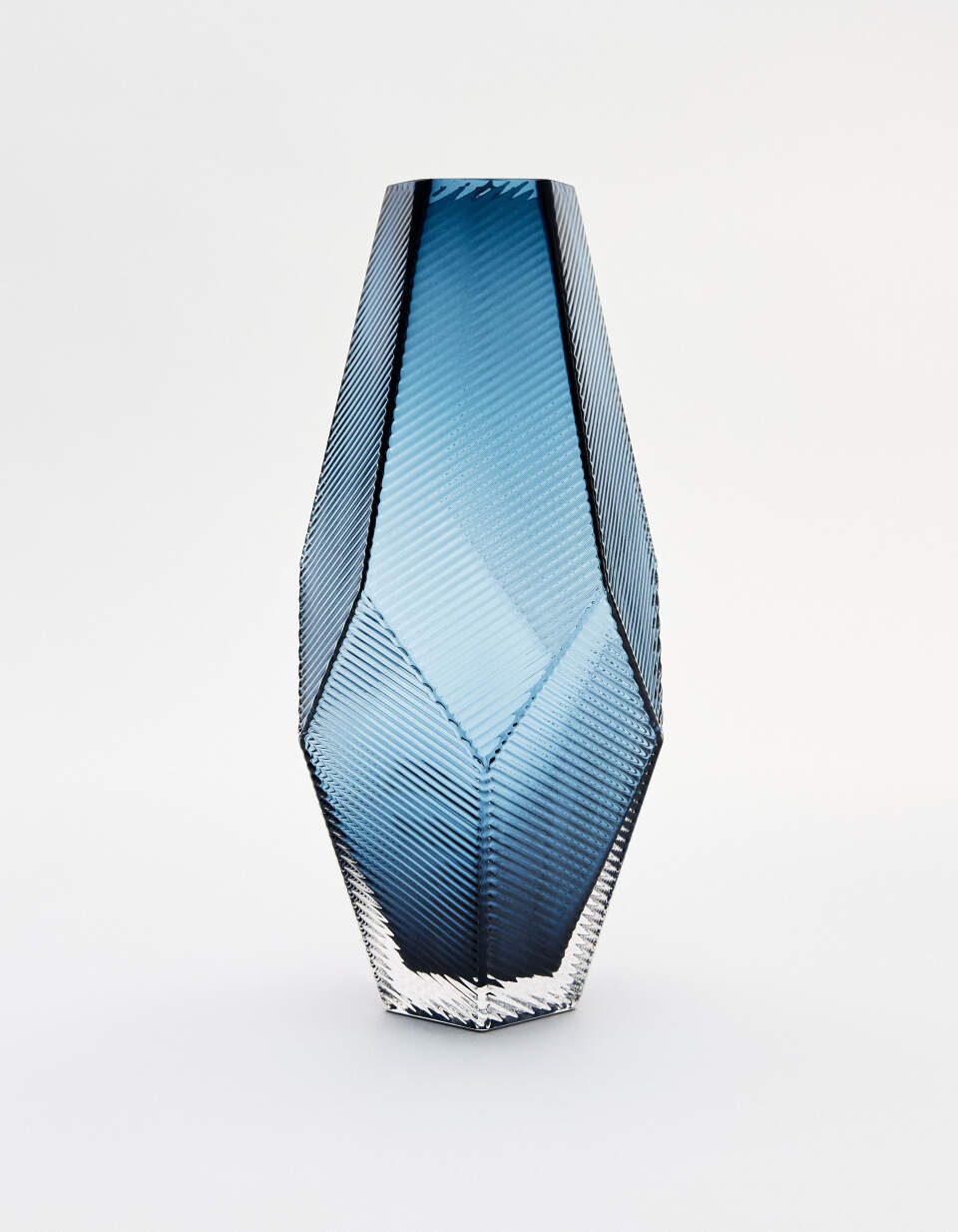 Ваза из стекла с рельефным узором