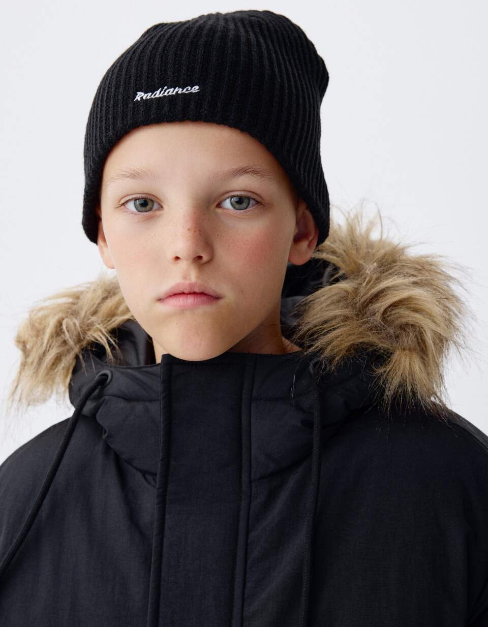 Вязаная шапка с вышивкой для мальчиков