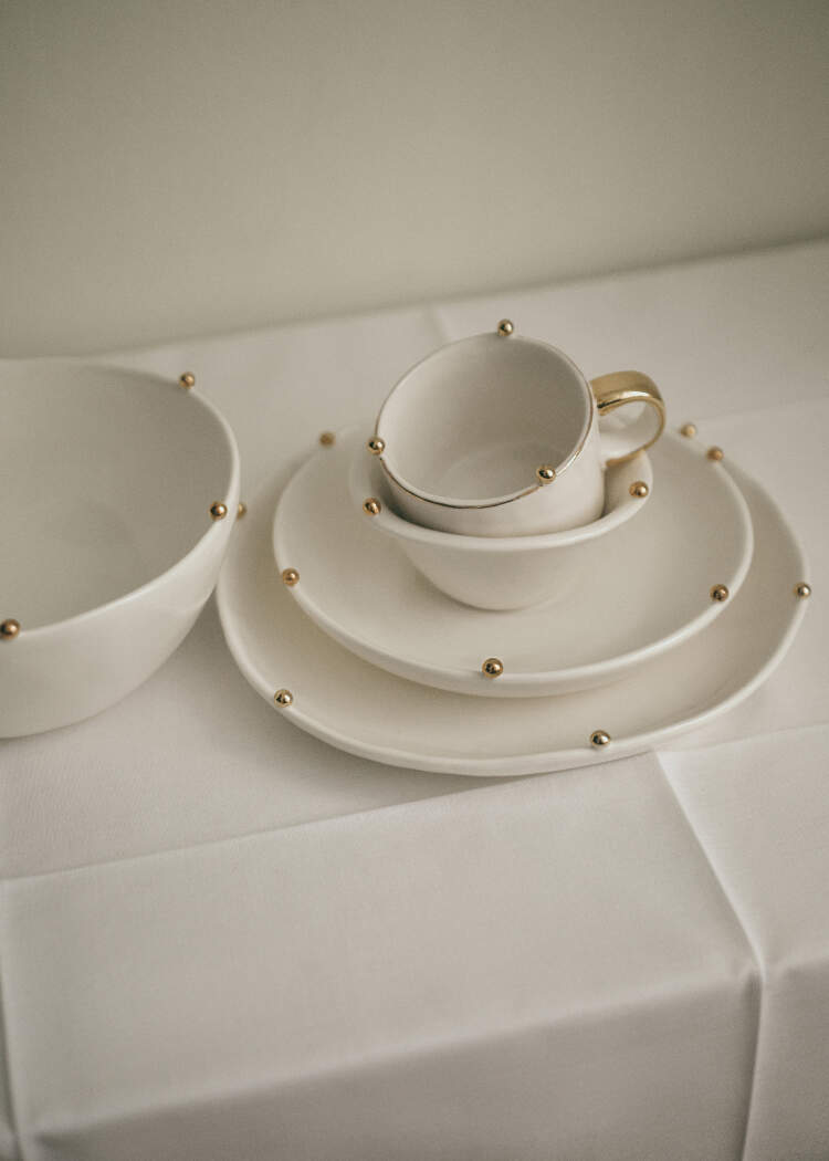 Обеденная тарелка из каменной керамики с декором 