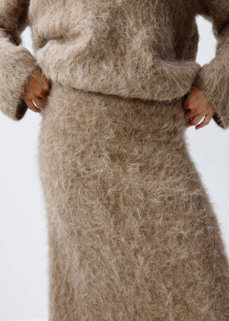 Mobil telefoningizda porno tomosha qiling: ayol erkakning eshigini yalaydi