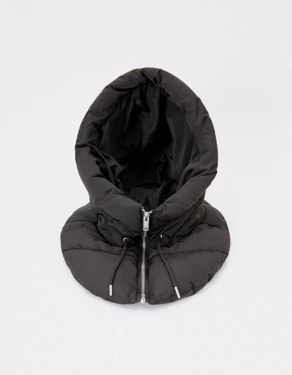 Манишка с капюшоном