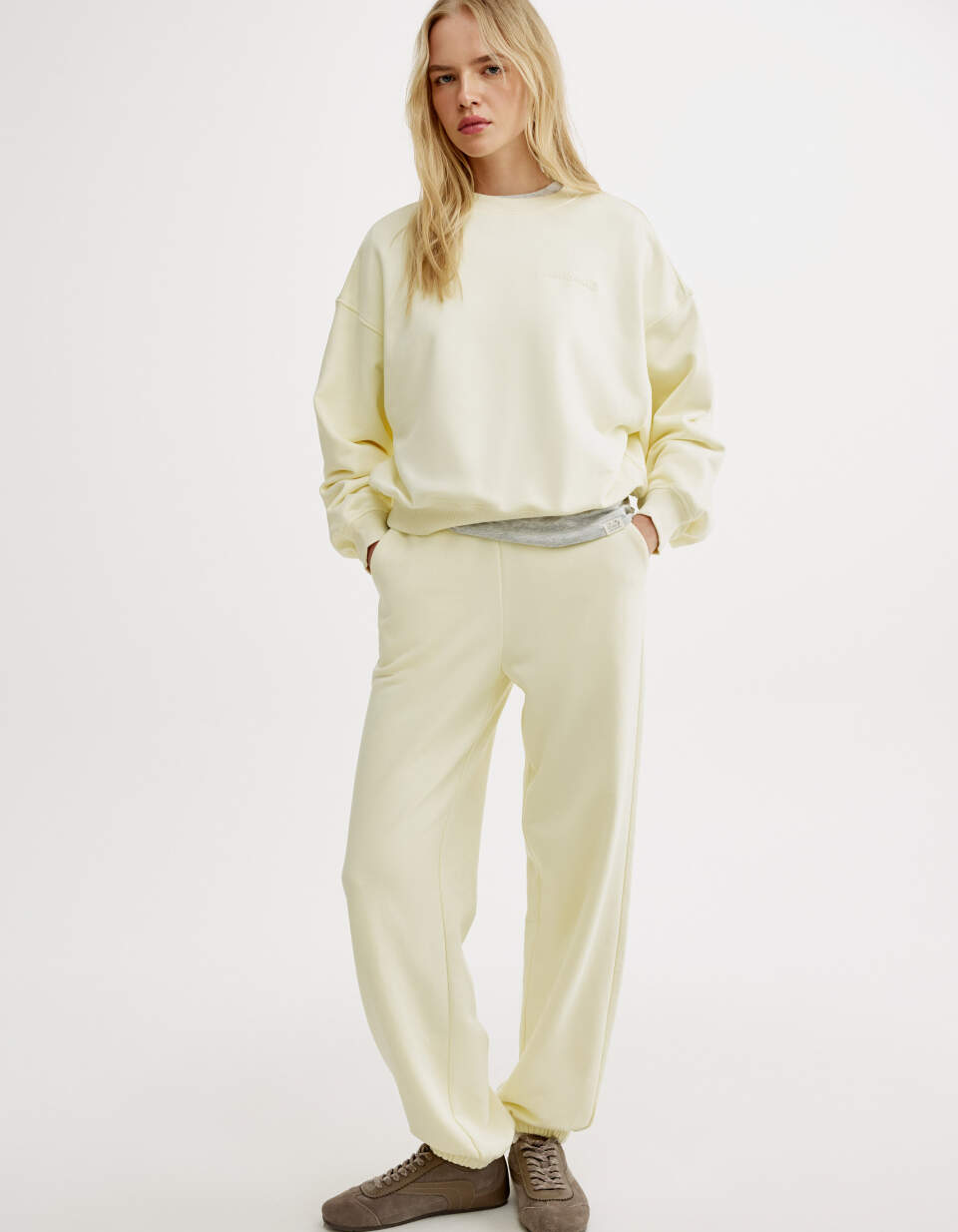 Брюки джоггеры из футера с потайным карманом