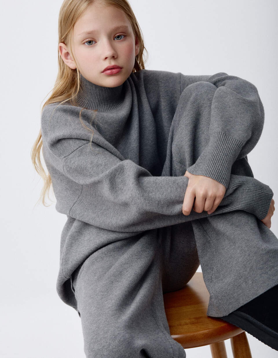 Базовый свитер оверсайз для девочек