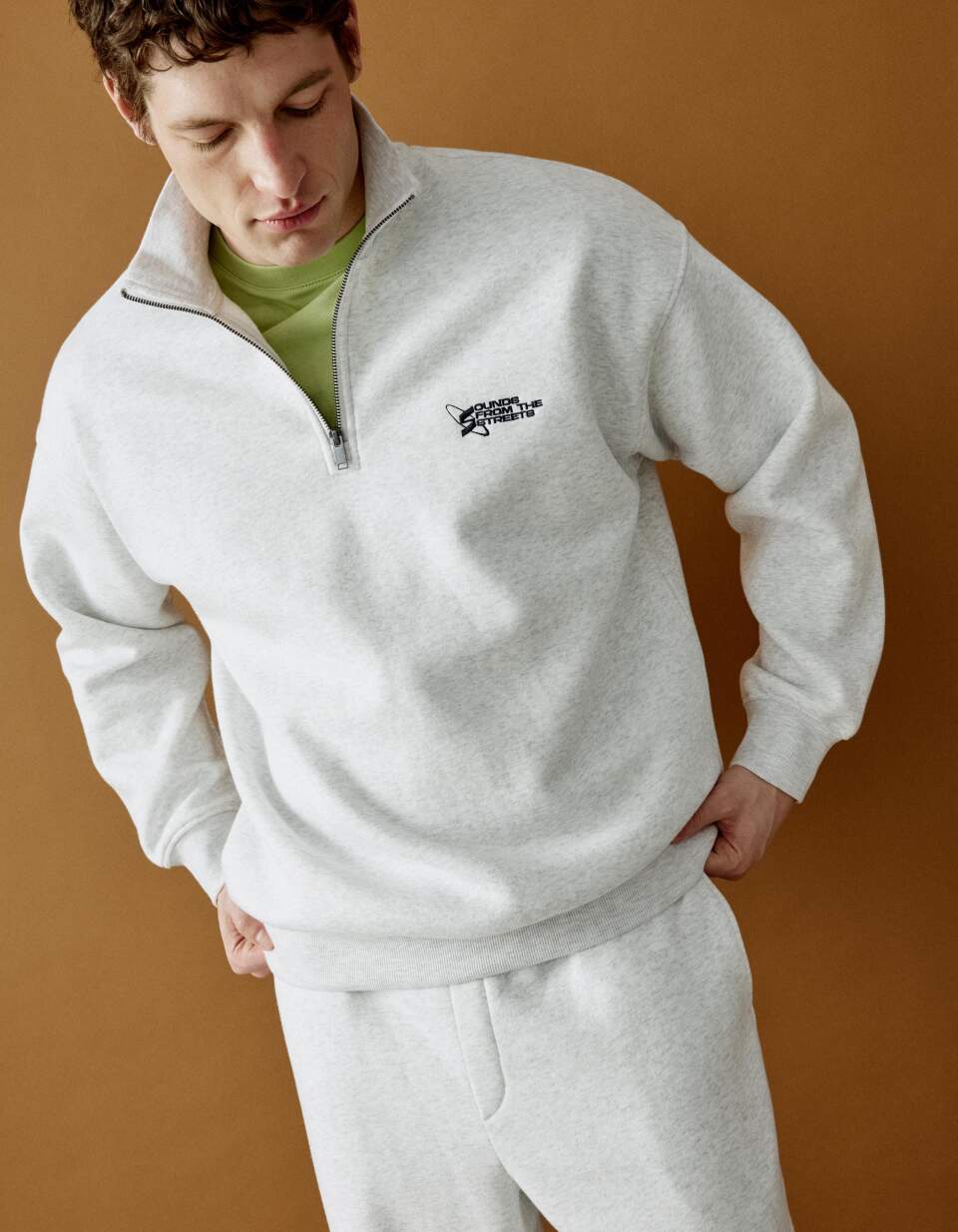 Свитшот оверсайз с воротником на молнии