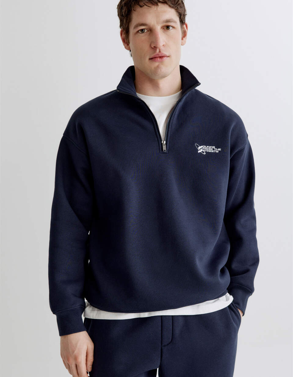 Свитшот оверсайз с воротником на молнии