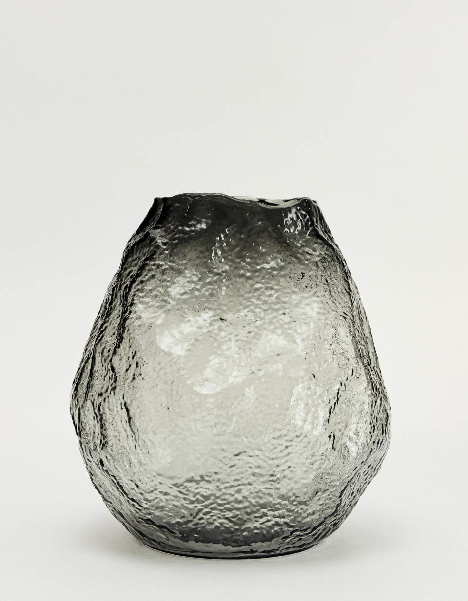 Ваза из стекла с рельефным узором