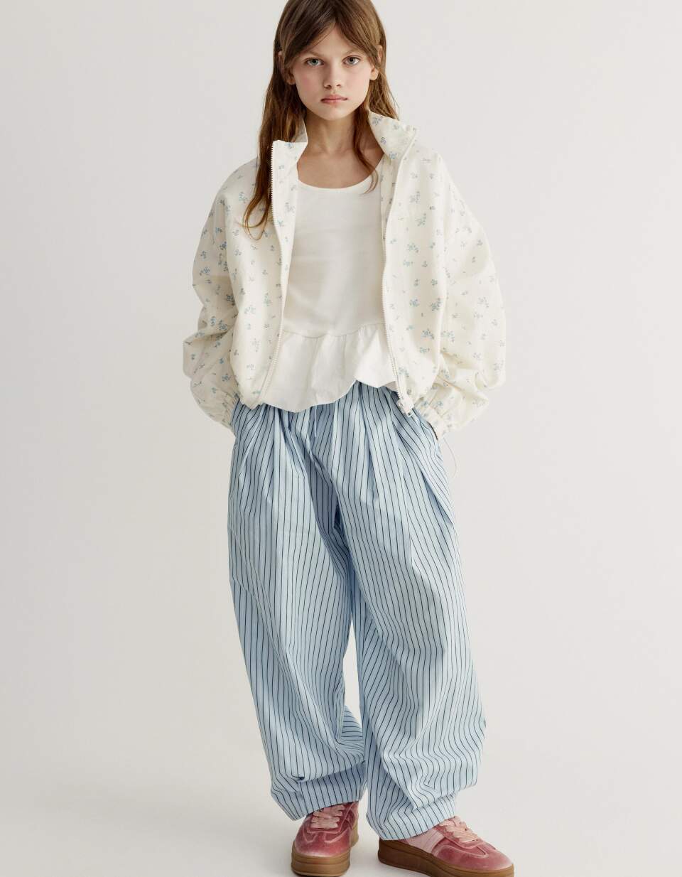 Свободные брюки в полоску для девочек
