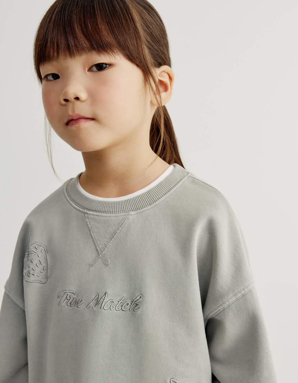 Укороченный свитшот с вышивкой для девочек