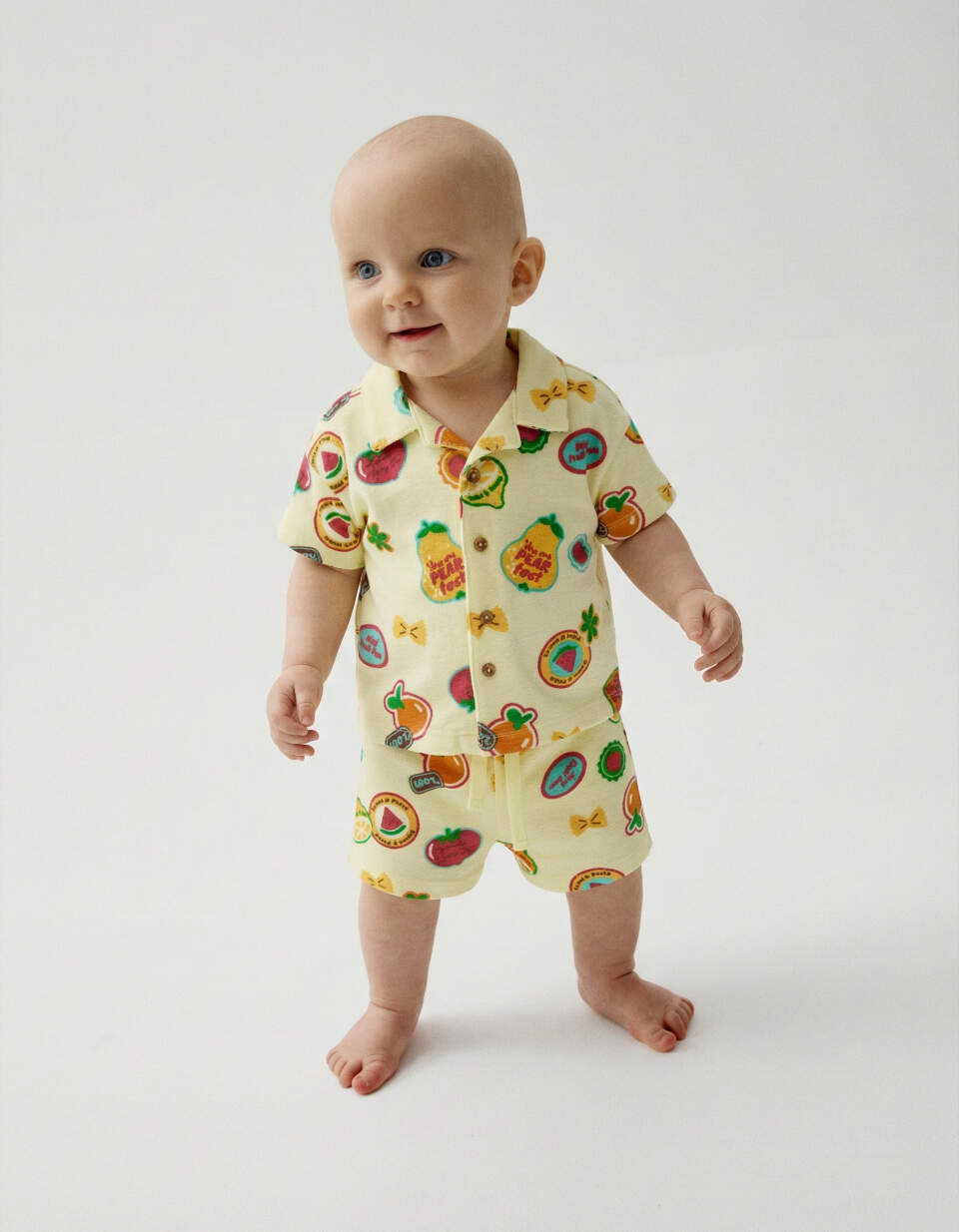 Комплект из рубашки и шорт для малышей