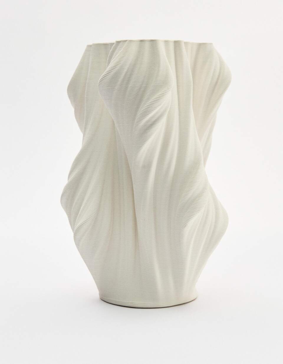 Ваза из керамики с рельефным узором