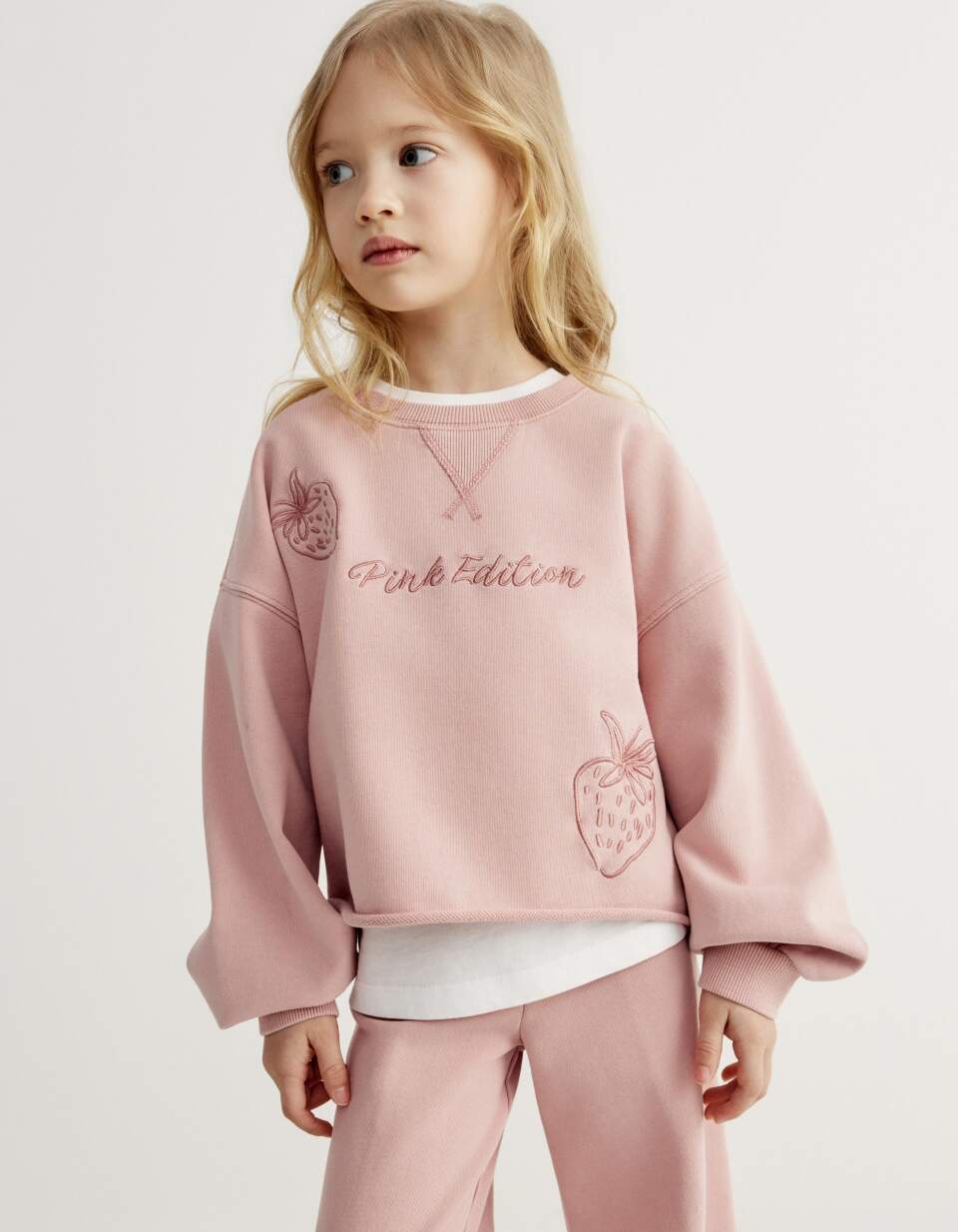 Укороченный свитшот с вышивкой для девочек