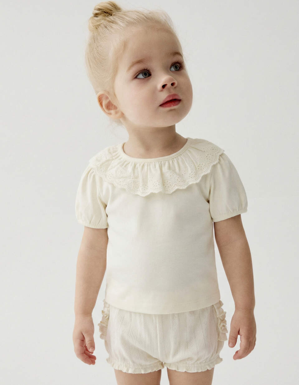 Трикотажная блузка с оборкой из шитья для малышей
