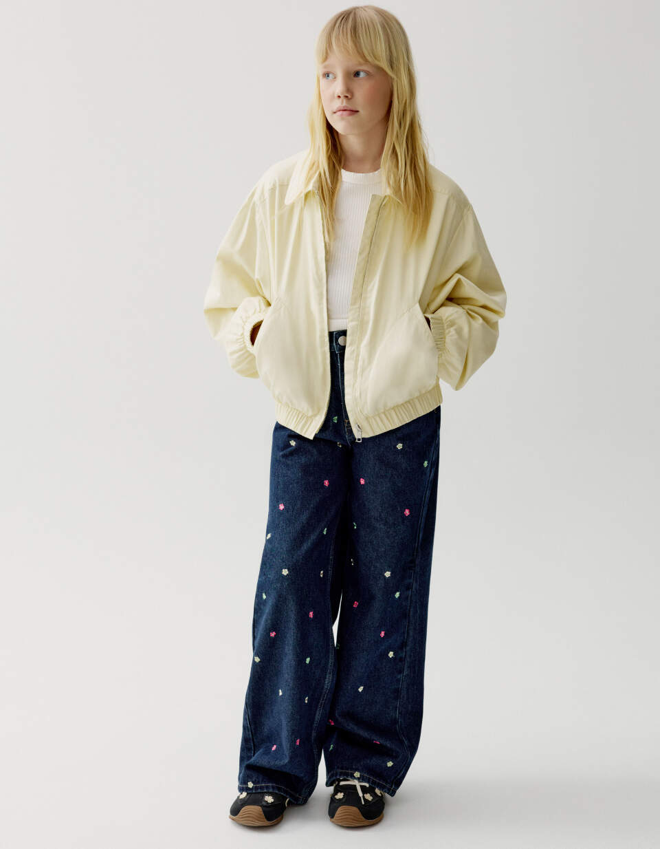 Широкие джинсы с вышивкой для девочек