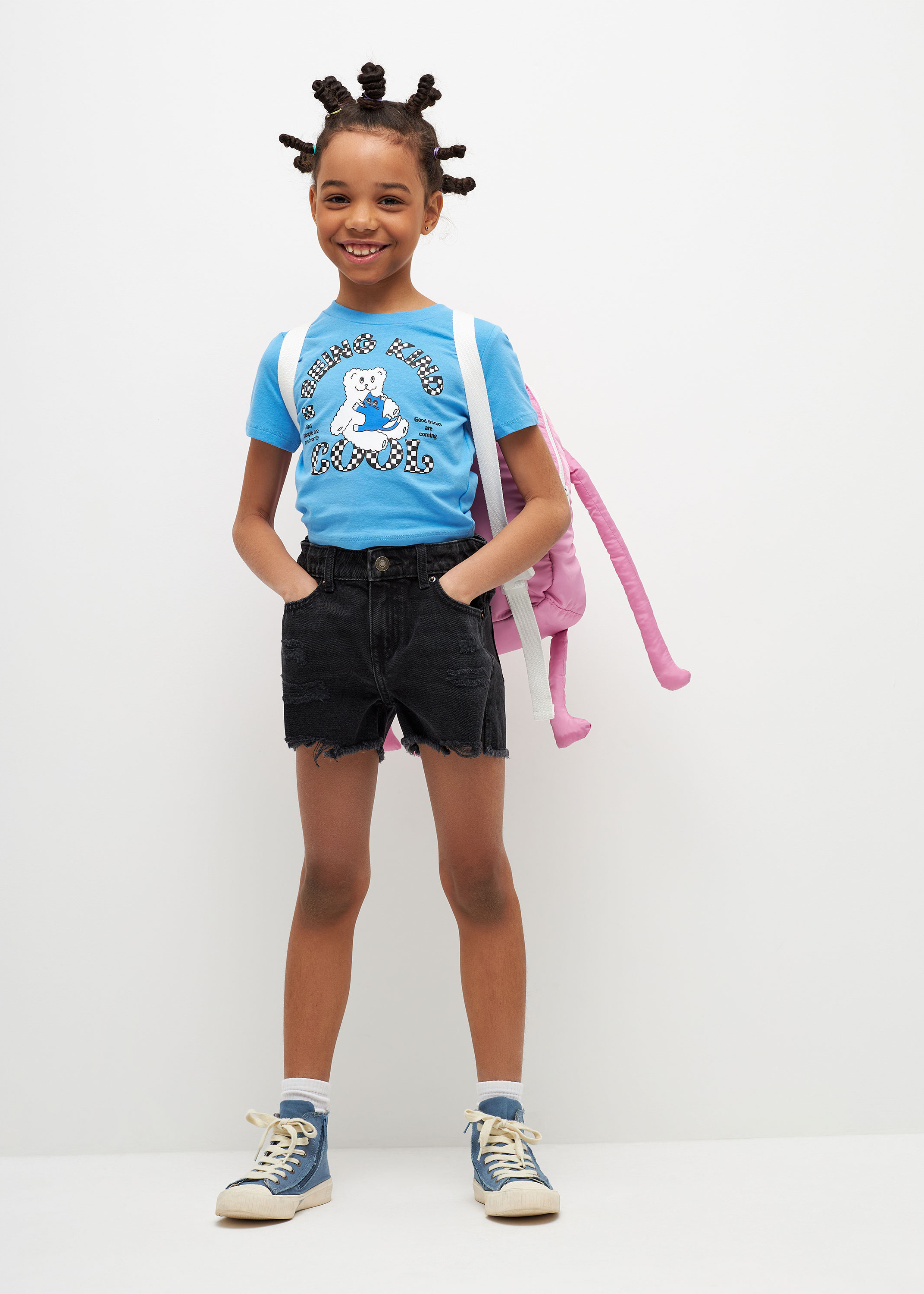 девочка в шортах 